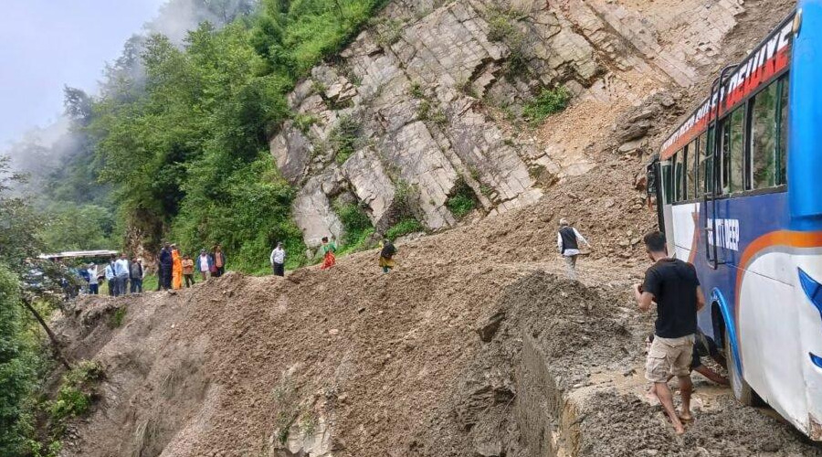 मुख्य राजमार्गमा पहिरो र बाढीको प्रभाव, केही सडक पूर्ण तथा केहीमा एकतर्फी सञ्चालन