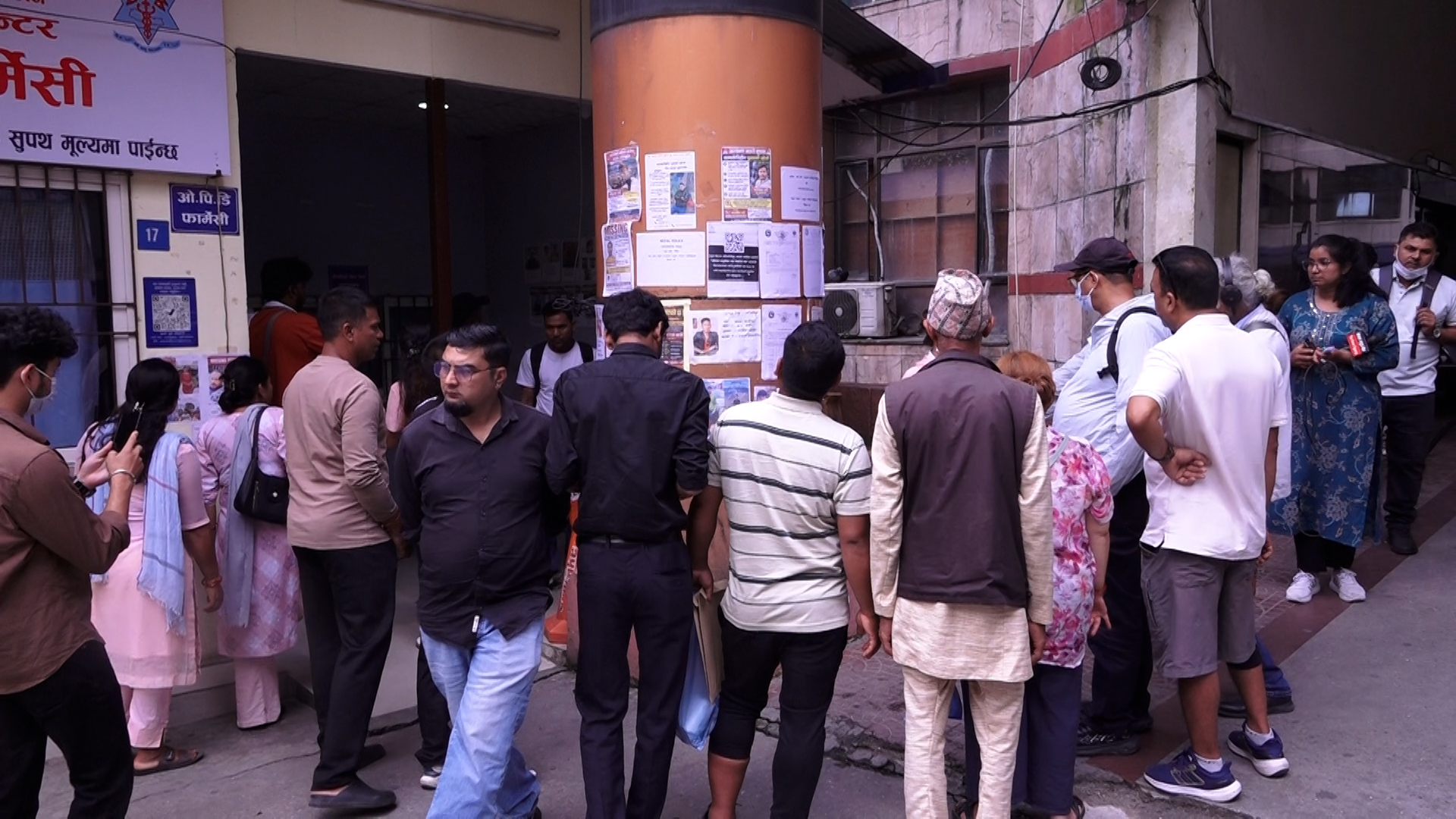 आफन्तको खोजीमा भौतारिदै बाढी प्रभावित