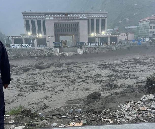 रसुवामा बाढीले भन्सार जाँचपासका लागि राखेको 'ईभी' गाडी बगायो