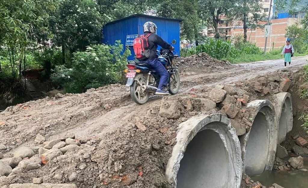 पुल भाँचिएर अवरुद्ध नाला–भक्तपुर सडकखण्ड ह्युमपाइप राखेर खुलाइयो