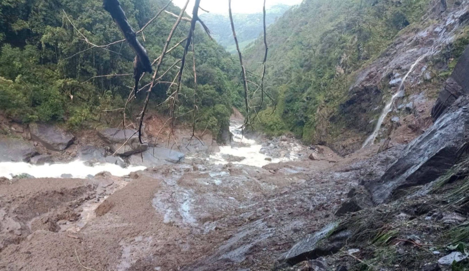 दोलखामा सिप्रिङ खोलाले बगाएर एक जना बेपत्ता, जलविद्युत् केन्द्रको ड्याम साइडमा क्षति