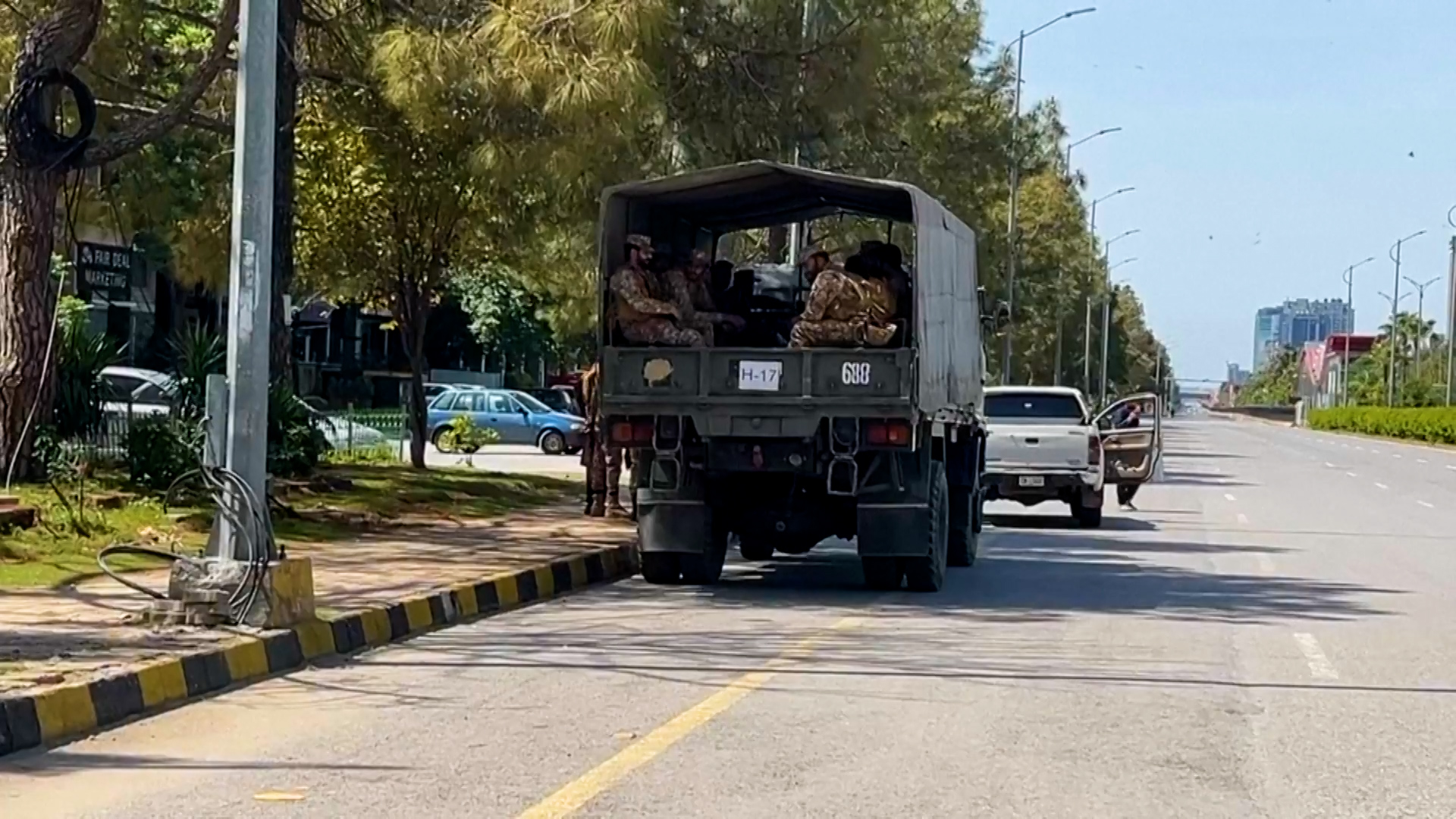 अमेरिका–इरान शान्ति वार्ता अघि इस्लामाबादका सडकहरु...