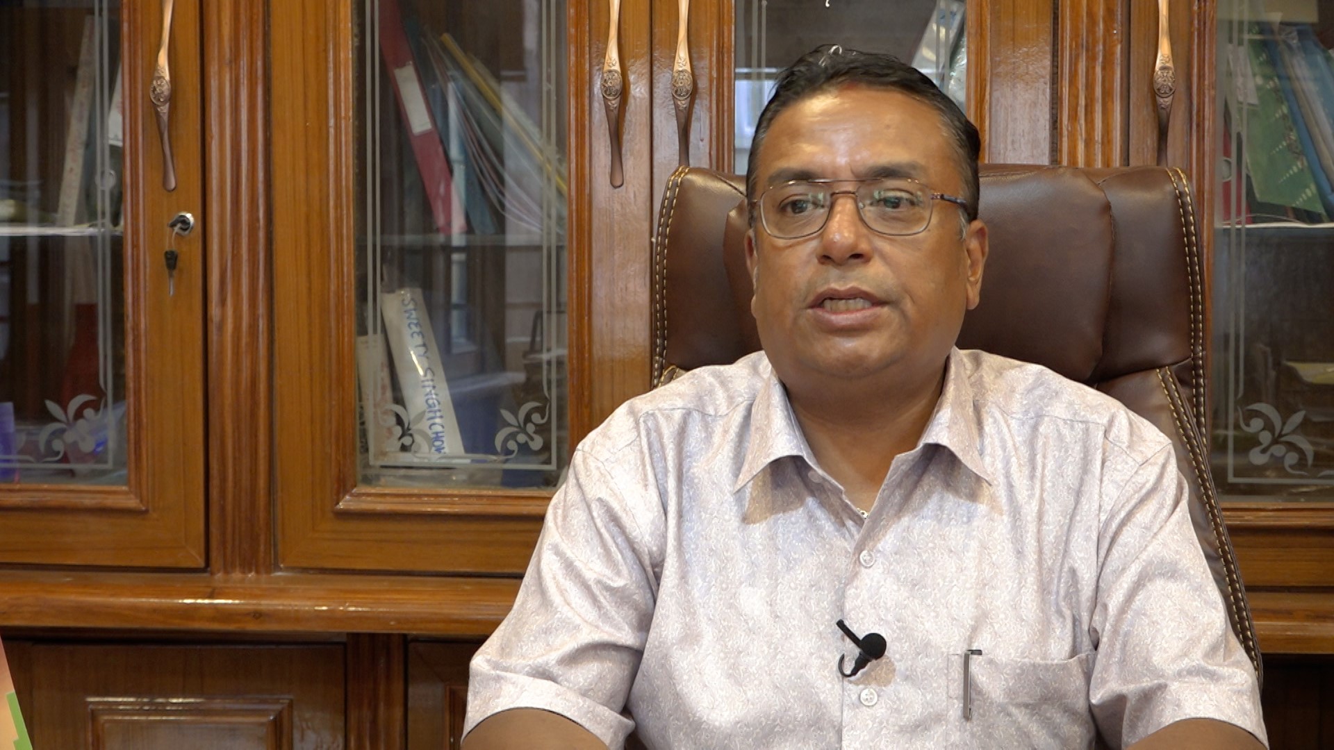 चाडपर्व नजिकिँदै गर्दा नयाँ गहना किन्नेभन्दा पुराना गहना बेच्न आउने बढे : महेन्द्र रत्न शाक्य