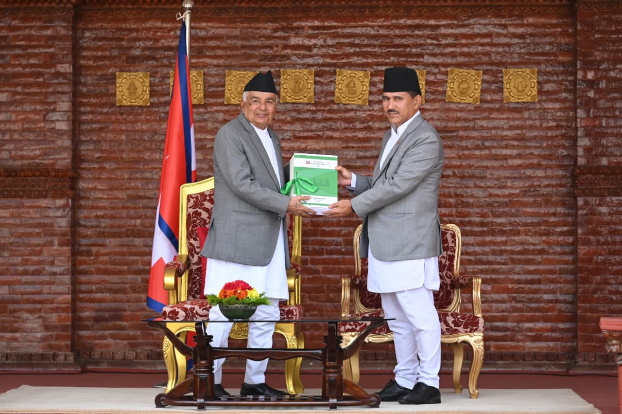 महालेखापरीक्षकले बुझाए  राष्ट्रपतिलाई  आर्थिक वर्ष...