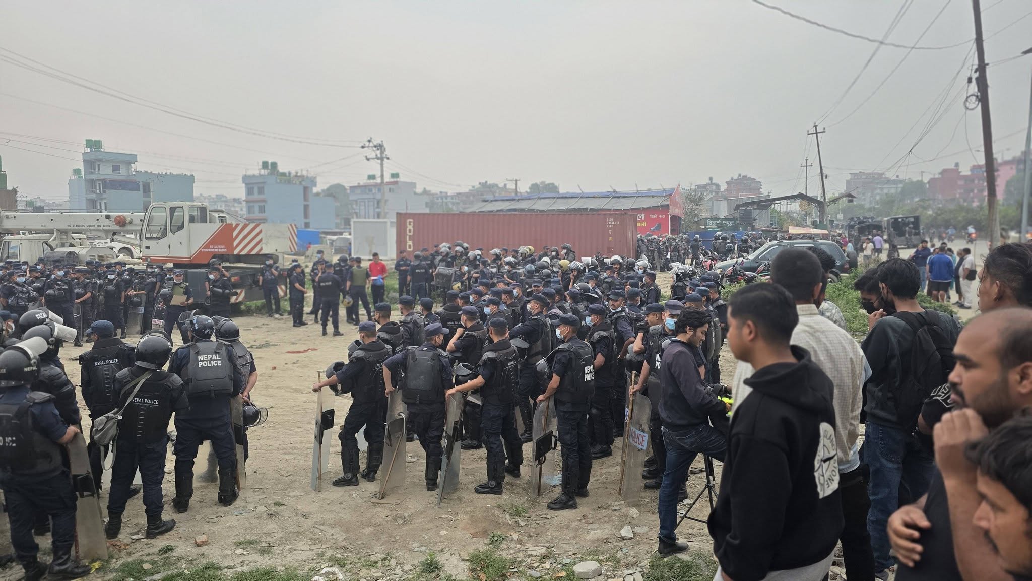 मनोहराको सुकुमवासी बस्ती भत्काउन पुग्यो सुरक्षाकर्मी डोजरसहितको टोली