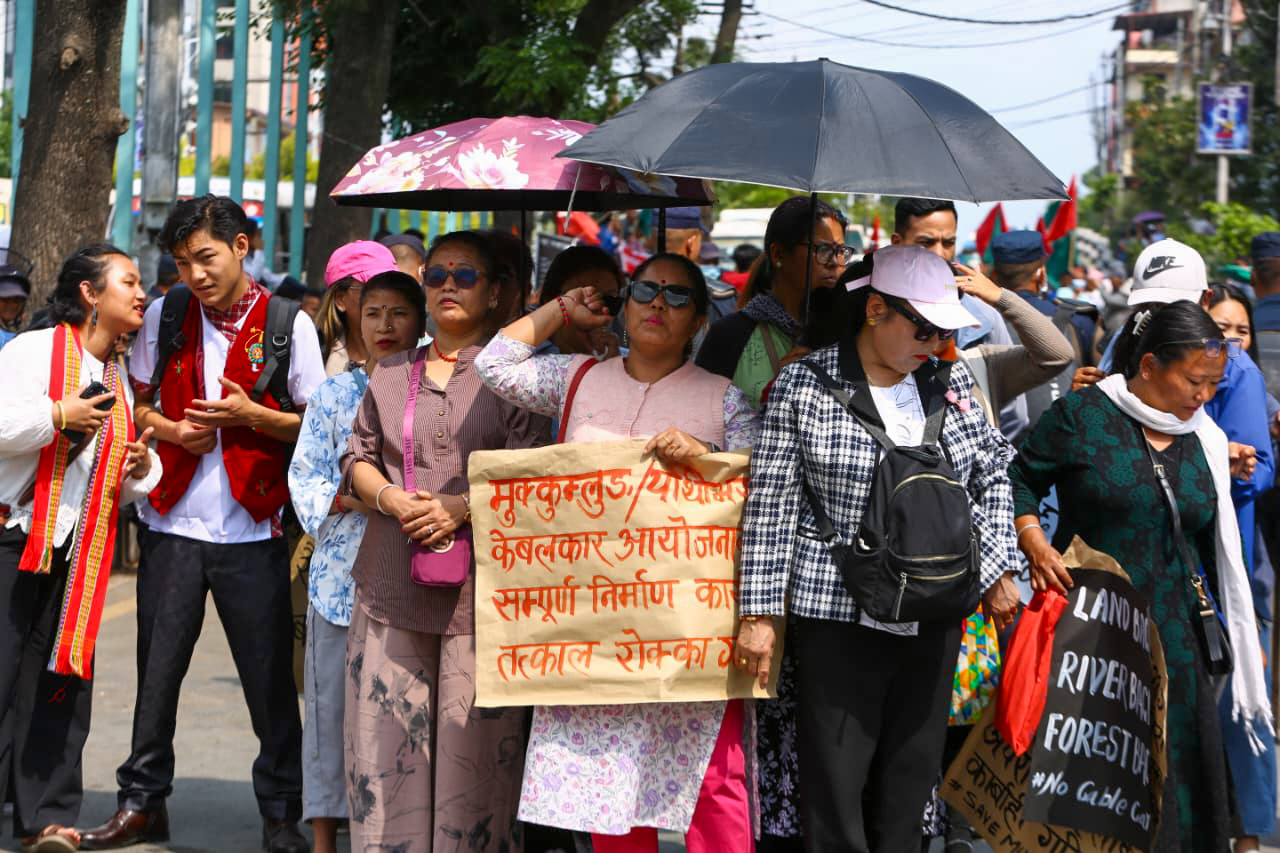 पाथीभरामा निर्माणाधिन केवलकार खारेजीको माग गर्दै म...