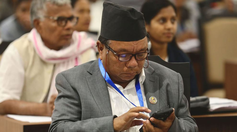 अब सांसदले बैठक बस्दा फोनमा कुरा गर्न,फोटो भिडियो...