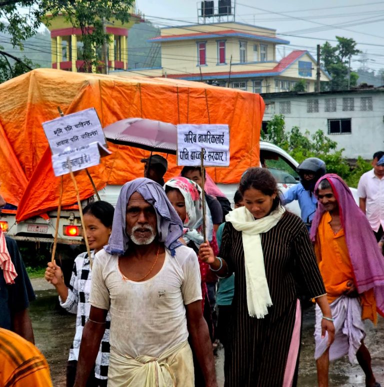 सरकारविरुद्ध सर्लाहीका सुकुम्बासीको नाराबाजी,'जग्ग...