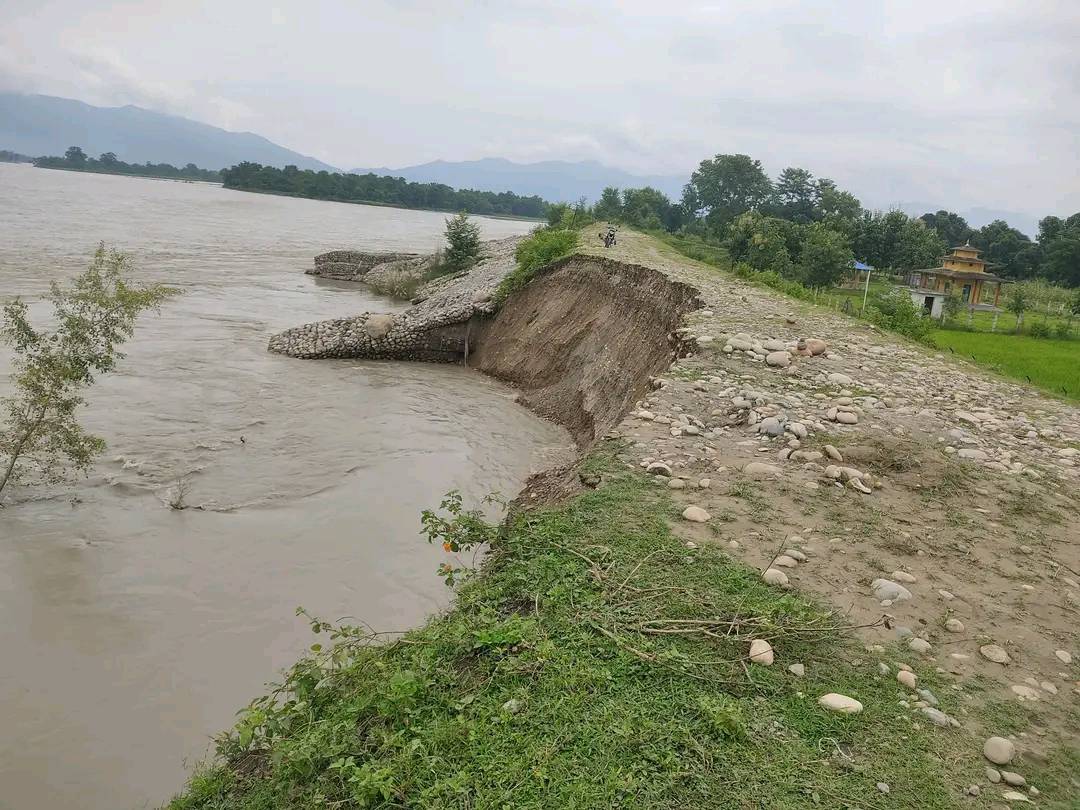 कर्णाली नदीले तटबन्ध बगाएपछि गाउँ नै जोखिममा