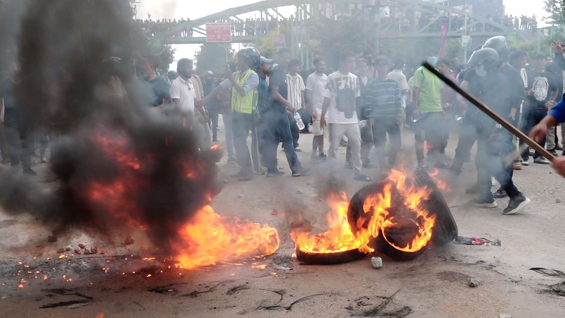 जेन–जी आन्दोलनले उग्ररुप लियो, ओलीविरुद्ध चर्को नारा