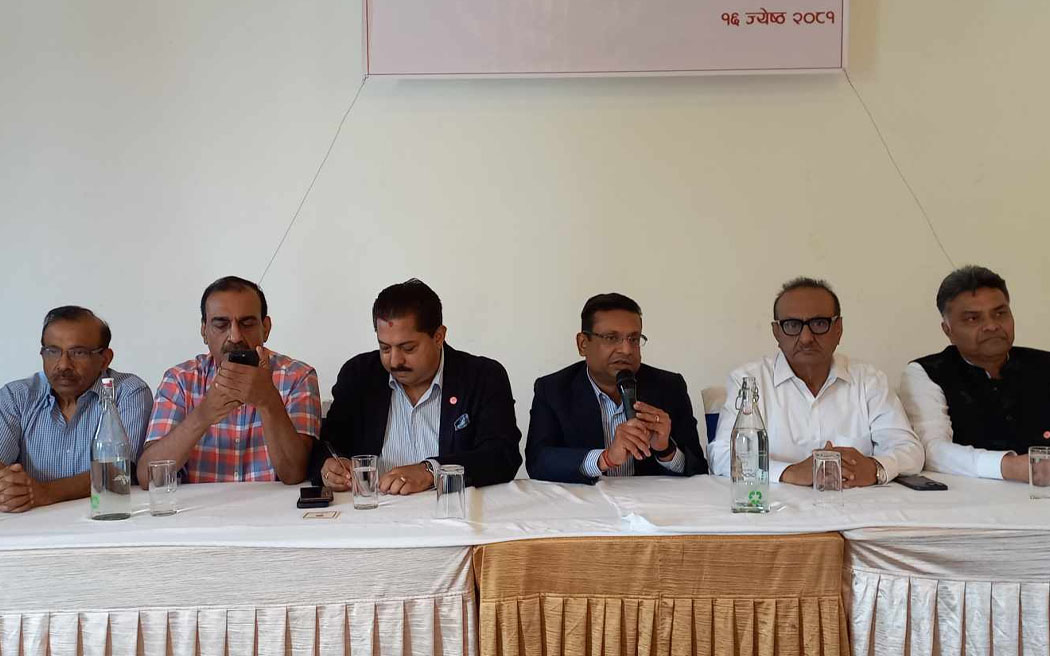 एमाले अध्यक्षसँग हारगुहार गर्न पुगेका छड व्यवसायी अपरान्ह अर्थमन्त्री भेट्दै