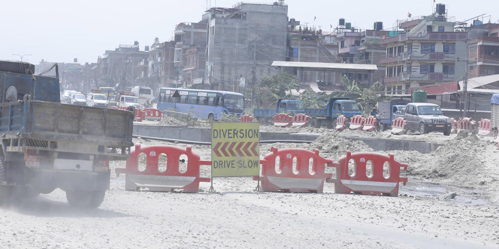 वर्षा लागिसक्दा पनि सूर्यविनायक धुलिखेल सडक बनेन, धुलो र हिलो खेप्न बाध्य यात्रु
