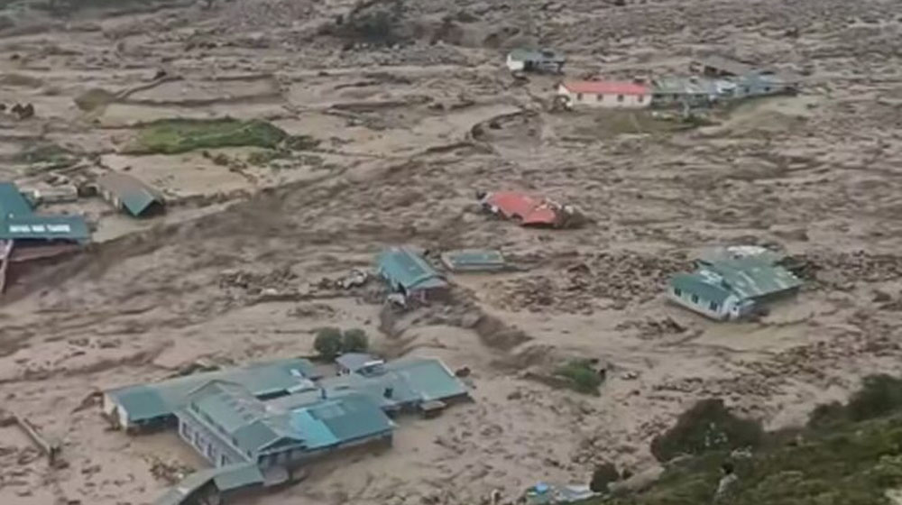 दूधकोशी नदीमा भीषण बाढी,सातवटा घर बगायो