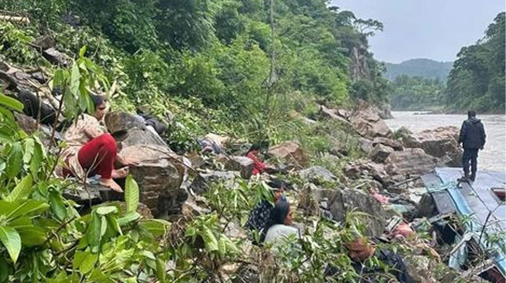 ४० यात्रु सवार बस मर्स्याङ्दी नदीमा खस्यो, १४ जना यात्रुकाे मृत्यु