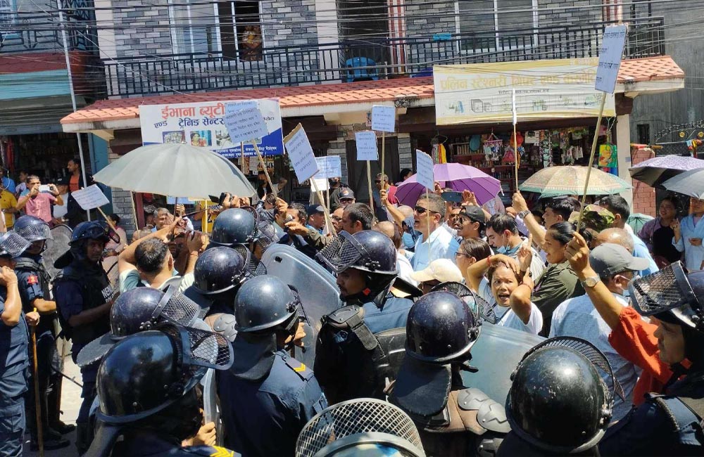 पोखरामा पूर्वगृहमन्त्री रवि बिरुद्ध नाराबाजी र कालो झण्डा प्रदर्शन,सुरक्षा दिएर कार्यक्रम हलमा पुर्याइयो