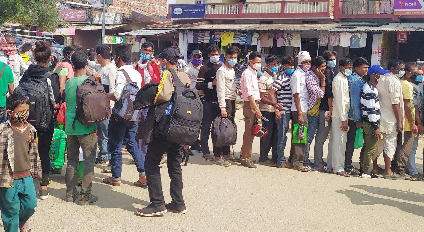 पश्चिम नेपालमा दशैँ मनाउन घर फर्किनेको घुइँचो