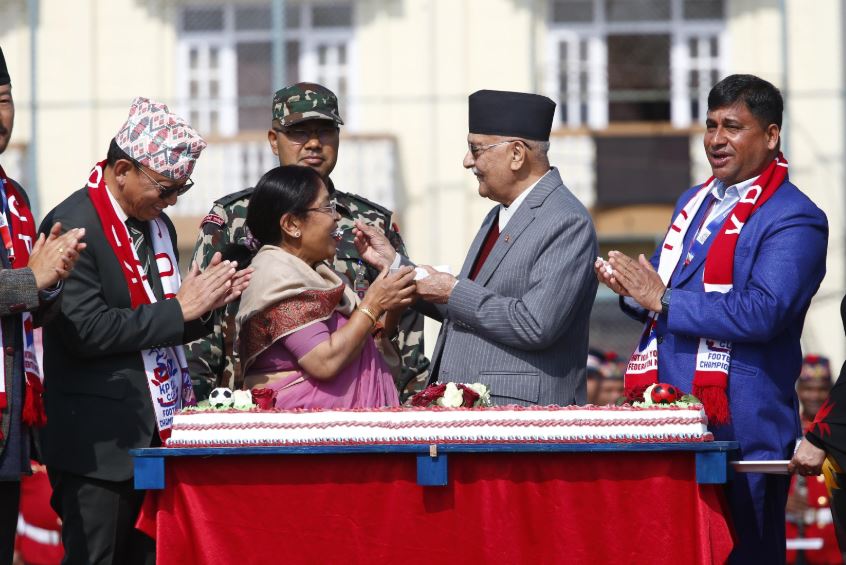 पत्नीलाई केक खुवाएर ७४औँ जन्मदिन मनाए प्रधानमन्त्रीले