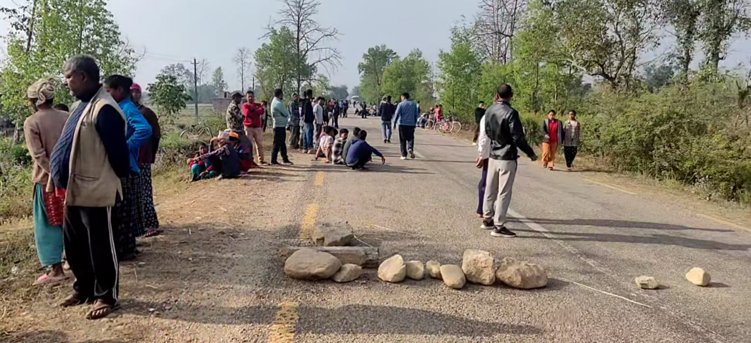 जङ्गली हात्तीको आक्रमणबाट वृद्धको मृत्यु भएपछि आक्रोशित स्थानीयवासीले गरे पूर्व पश्चिम राजमार्ग अवरुद्ध