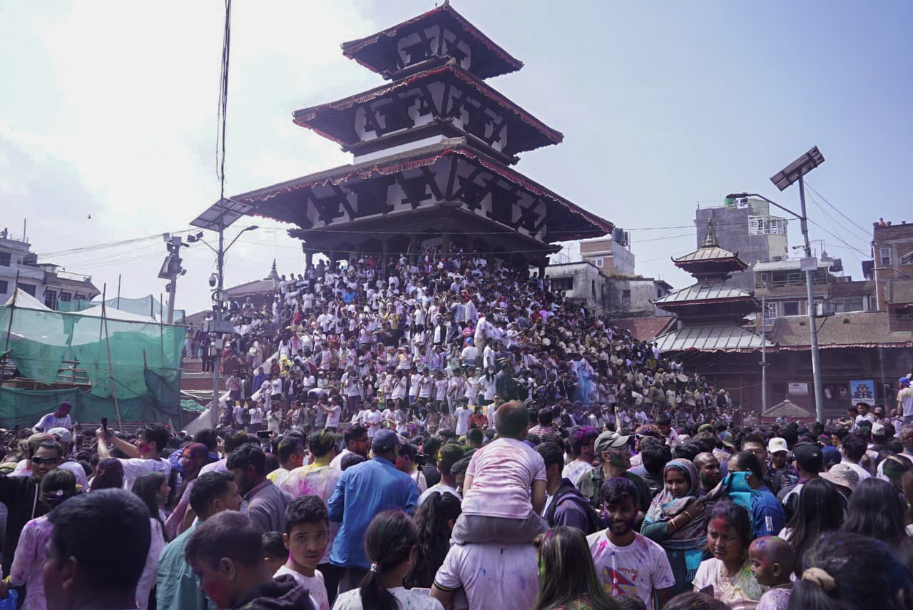 बसन्तपुरमा छचल्किएको होलीको उल्लास, बच्चा देखि बृद्धसम्म झुमे (फोटोफिचर)