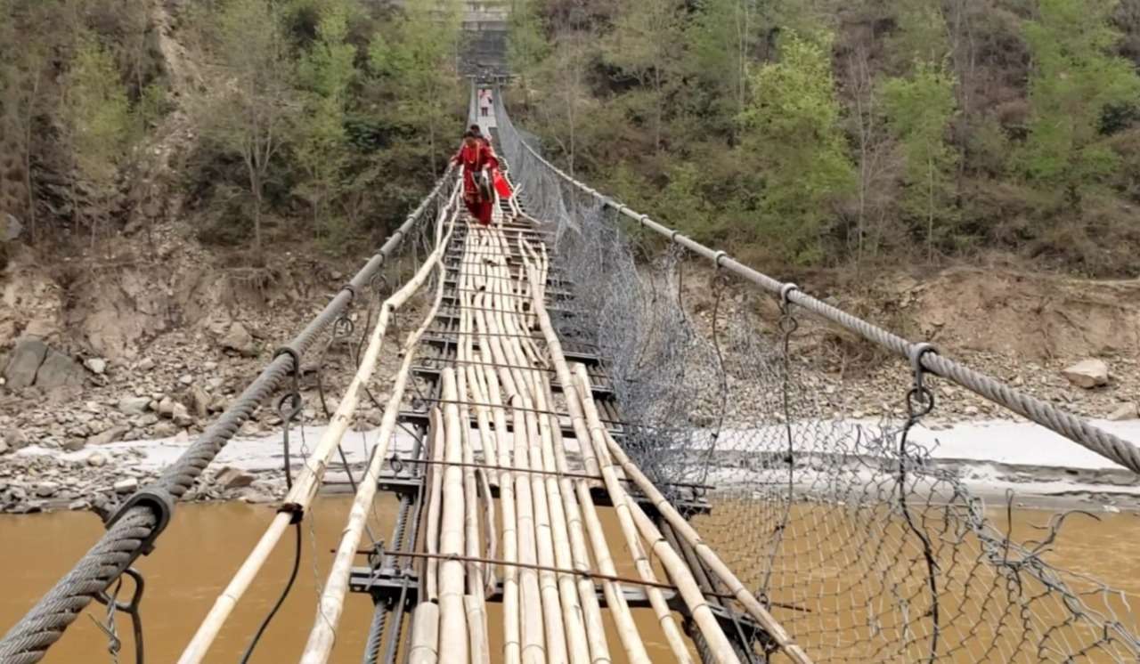 भ्वाङ परेको झोलुङ्गे पुल तर्न बाध्य रामेछाप खाँडादेवीका स्थानीय, असोजमा भत्केको पुल अझै बनेन